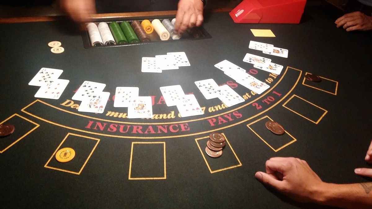 Strategia base del blackjack: quando chiedere, stare, raddoppiare e dividere